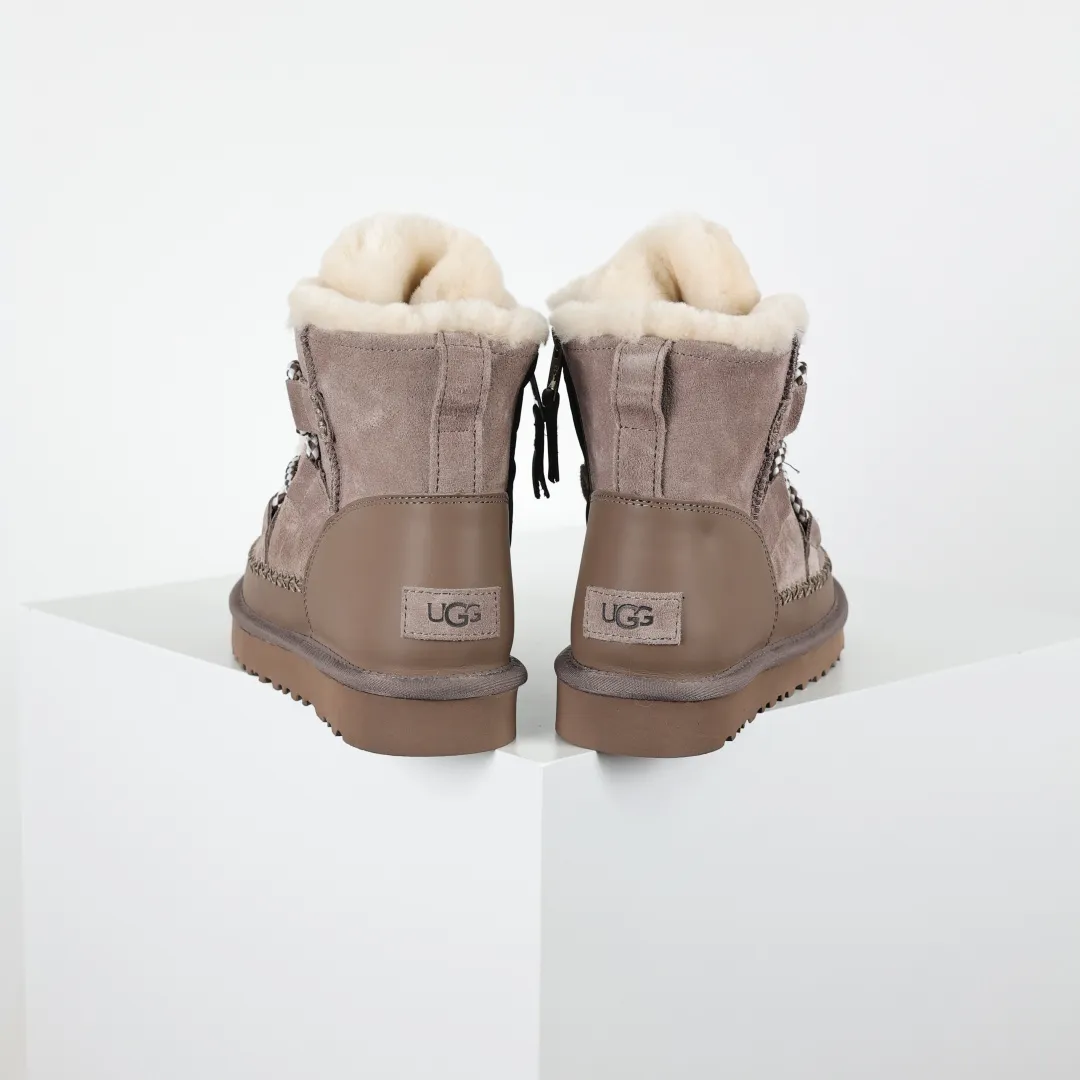Copywriting price 💰720 The core recommendation is good price UGG sheepskin and fur integrated snow boots for women. Exclusively for foreign trade on the foreign trade platform. UGG new snow boots 1174574. Produced by the production line of ten-year-old brand shoemaking factories. Pay attention to every detail. Longfeng A-grade genuine sheepskin and fur integrated. Completely built in accordance with the ZP process. Size: 35 36 37 38 39 40